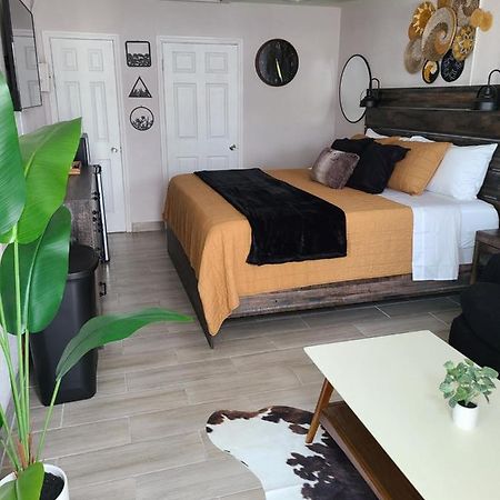 Modern Studio Retreat With King Bed - Cozy Comfort Pahokee Екстериор снимка