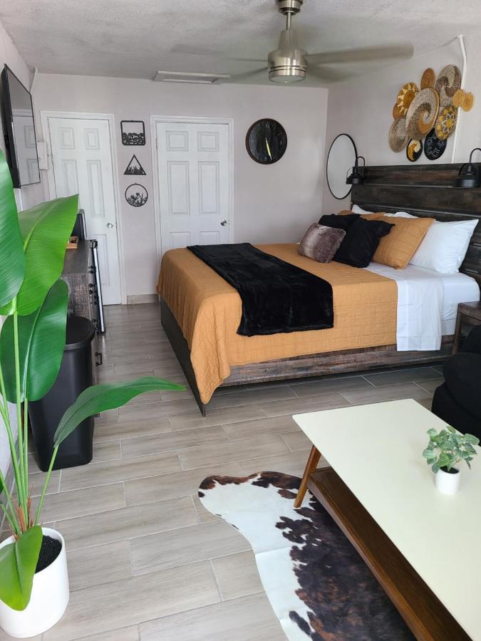 Modern Studio Retreat With King Bed - Cozy Comfort Pahokee Екстериор снимка