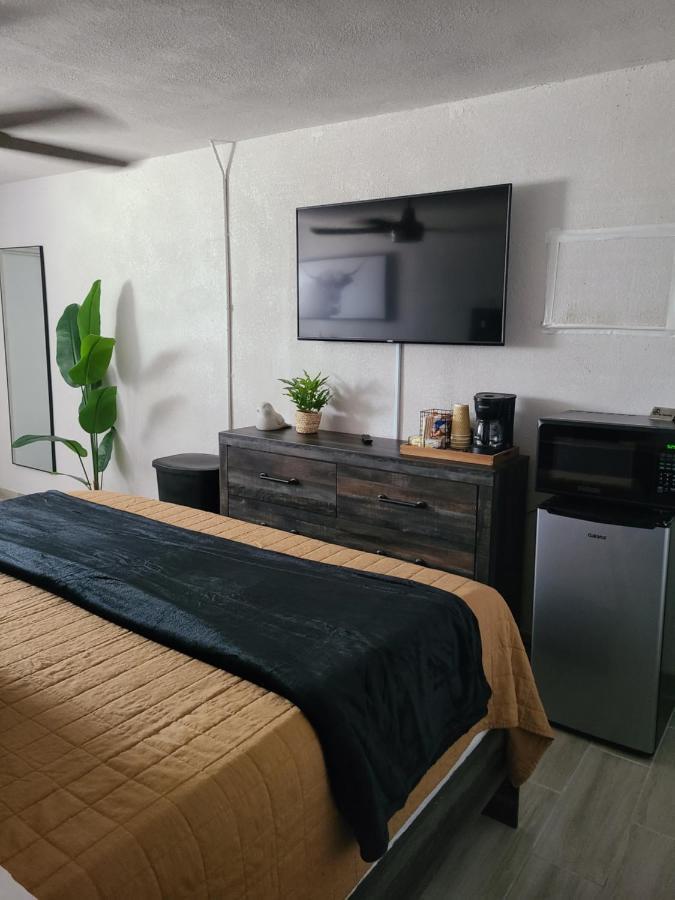 Modern Studio Retreat With King Bed - Cozy Comfort Pahokee Екстериор снимка