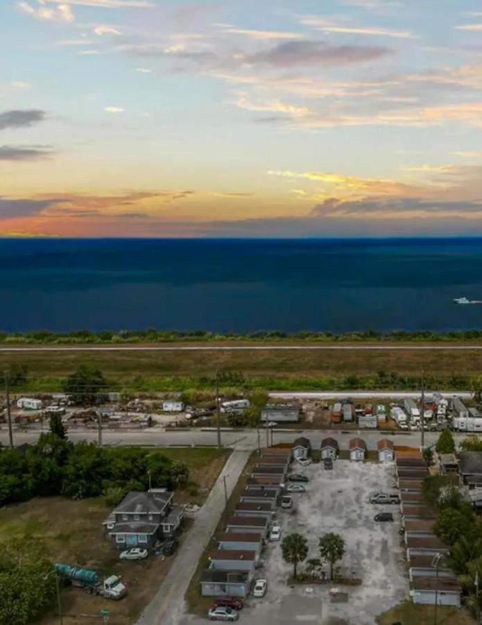 Modern Studio Retreat With King Bed - Cozy Comfort Pahokee Екстериор снимка